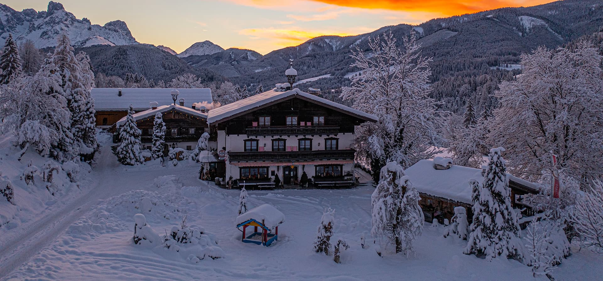 Traumhafte Abendstimmung Berggasthof Pension Wldau im Lammertal mit Blick auf den Gosaukamm im Hintergrund